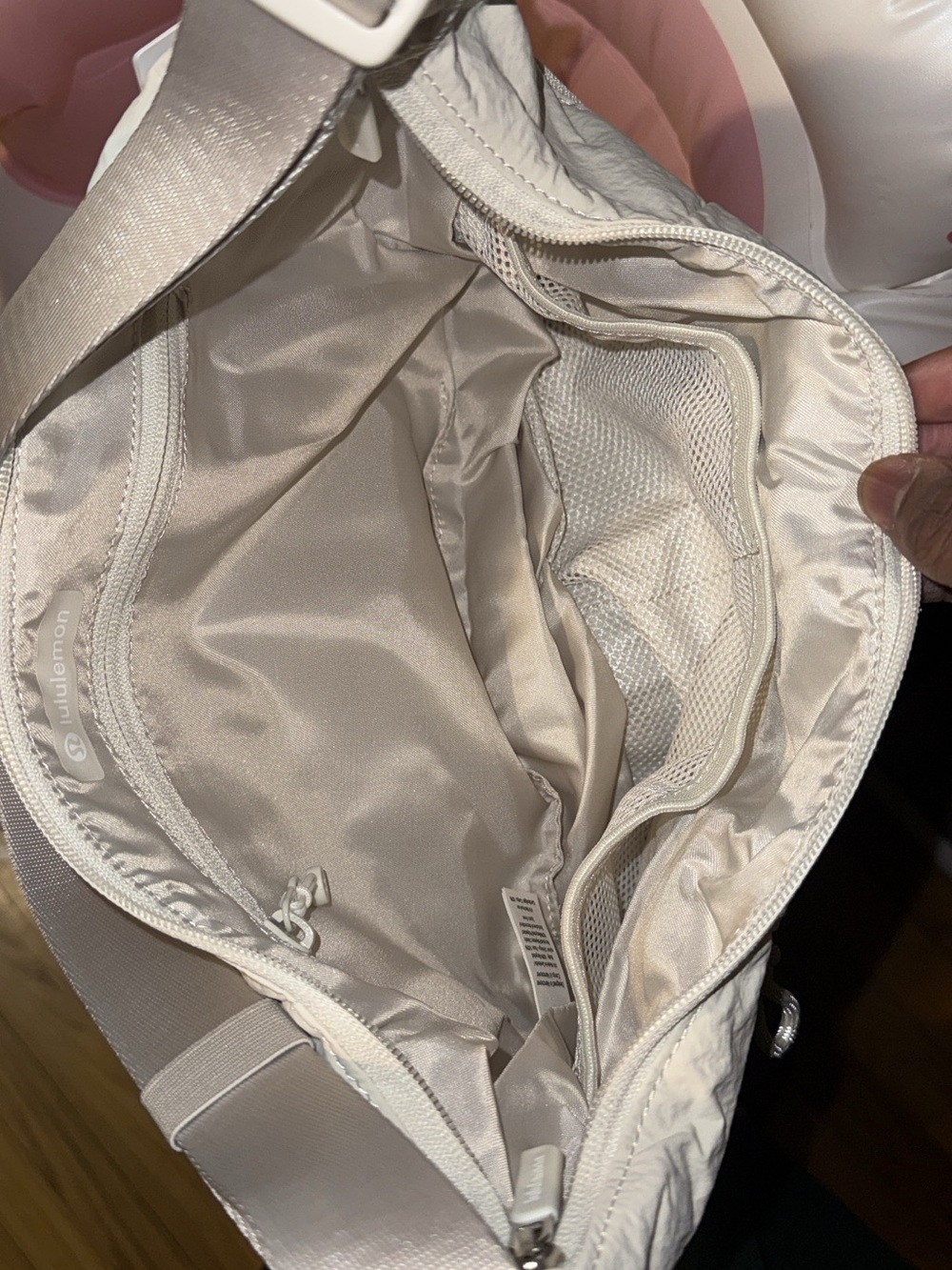 lululemon athletica Large Slouchy Sling Bag - Cream 6L - Picture 2 of 2